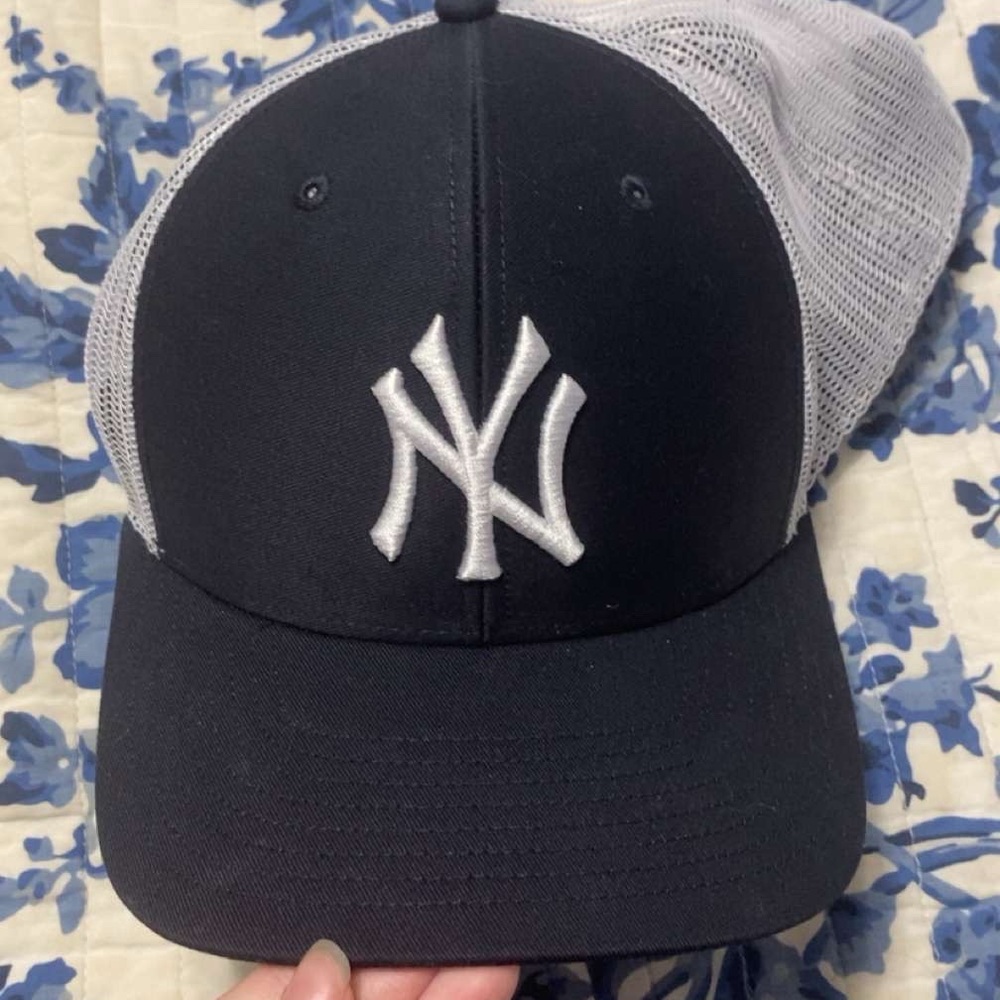 Yankees Black and White Logo Cap